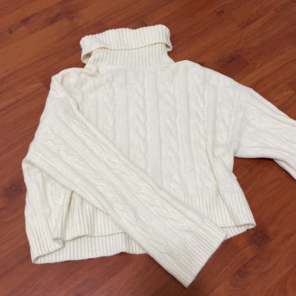 Slightly cropped, turtleneck cable knit sweater - Picture 2 of 2